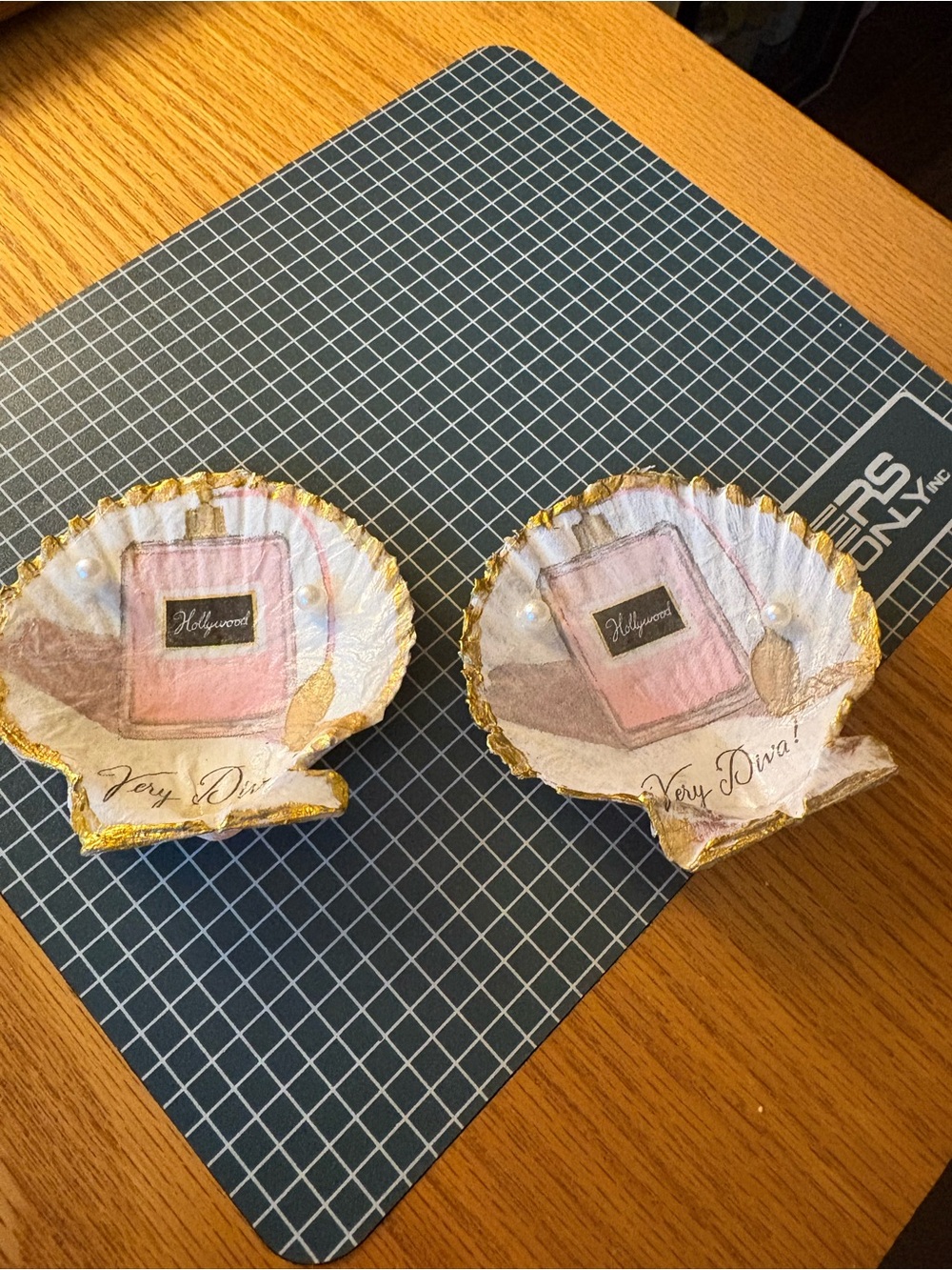 Handmade  clamshell-seashell trinket dish with  “very diva “ x2 with pearls